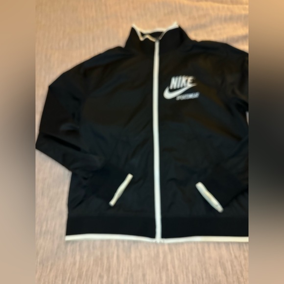 Nike Sportswear Women’s Windbreaker - Picture 4 of 6